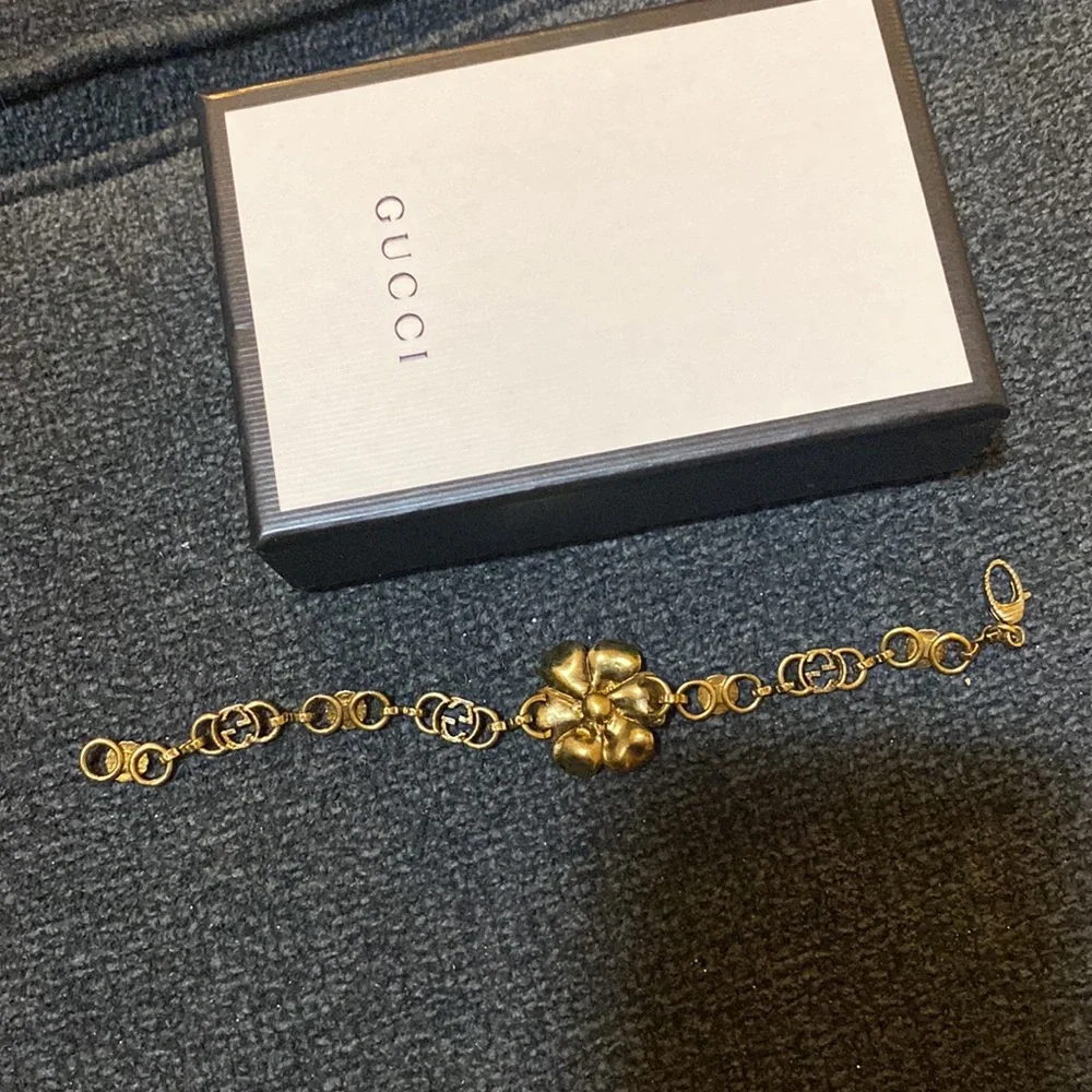 Gucci Floral Metal Bracelet in aged gold - Picture 3 of 11